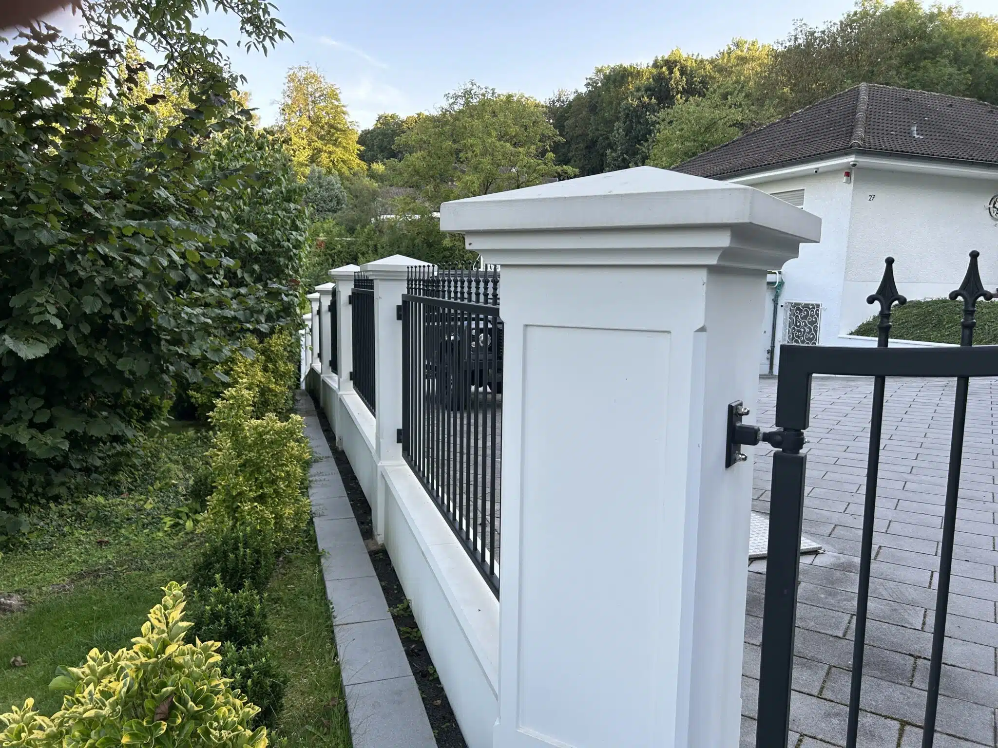 Sonder-Mauerabdeckungen und Sonde-Pfeilerabdeckungen in weißgrau von Niessen Beton