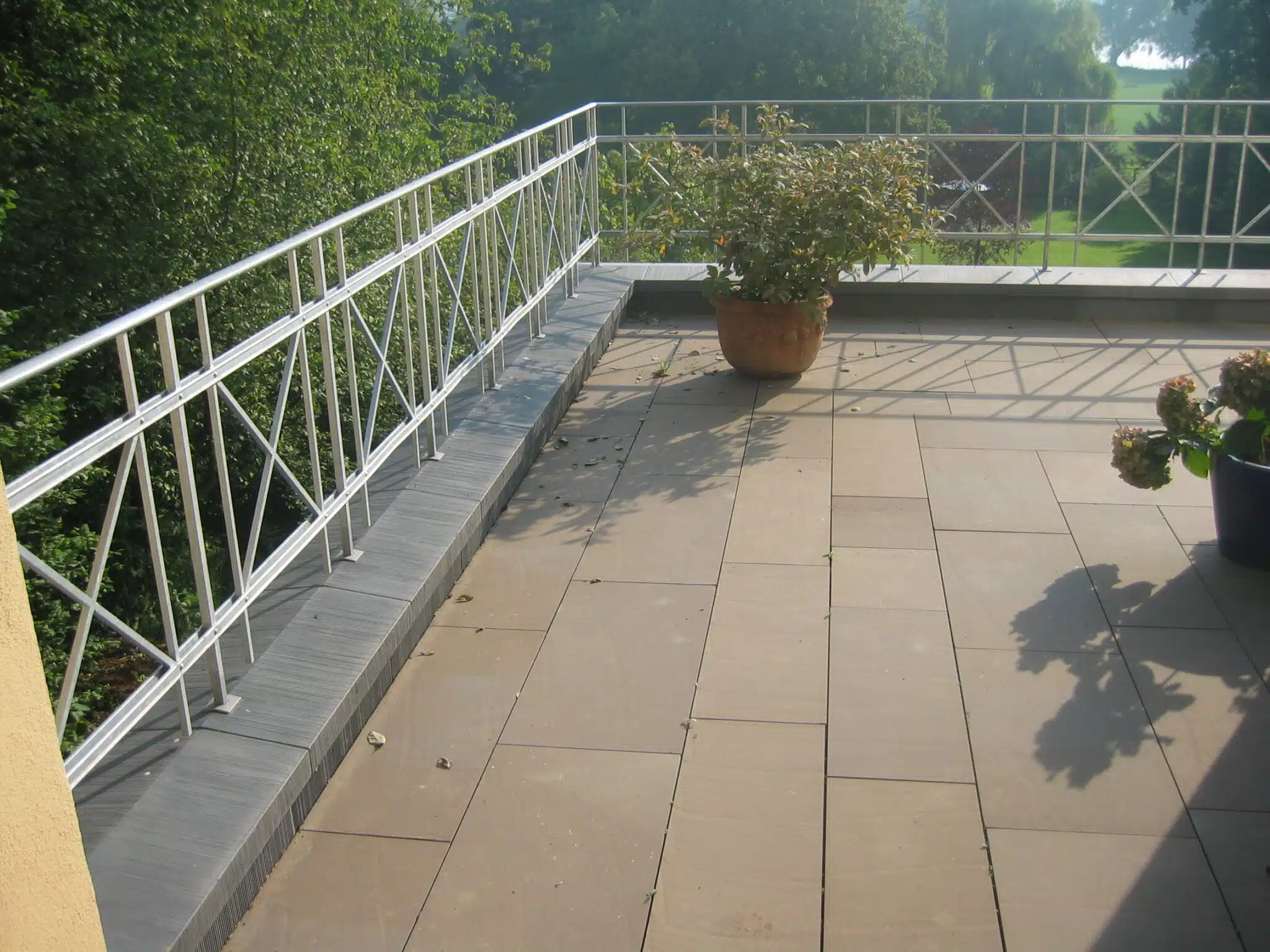 Abdeckungen MAD auf der Begrenzungsmauer einer Terrasse