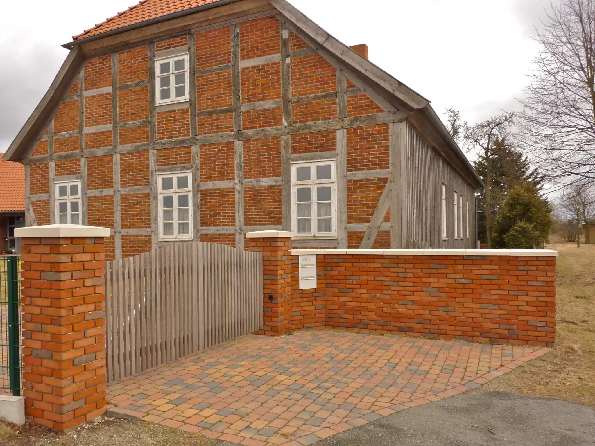 Eingangsbereich eines Bauernhauses mit Mauerabdeckungen MAD und Pfeilerabdeckungen PAD